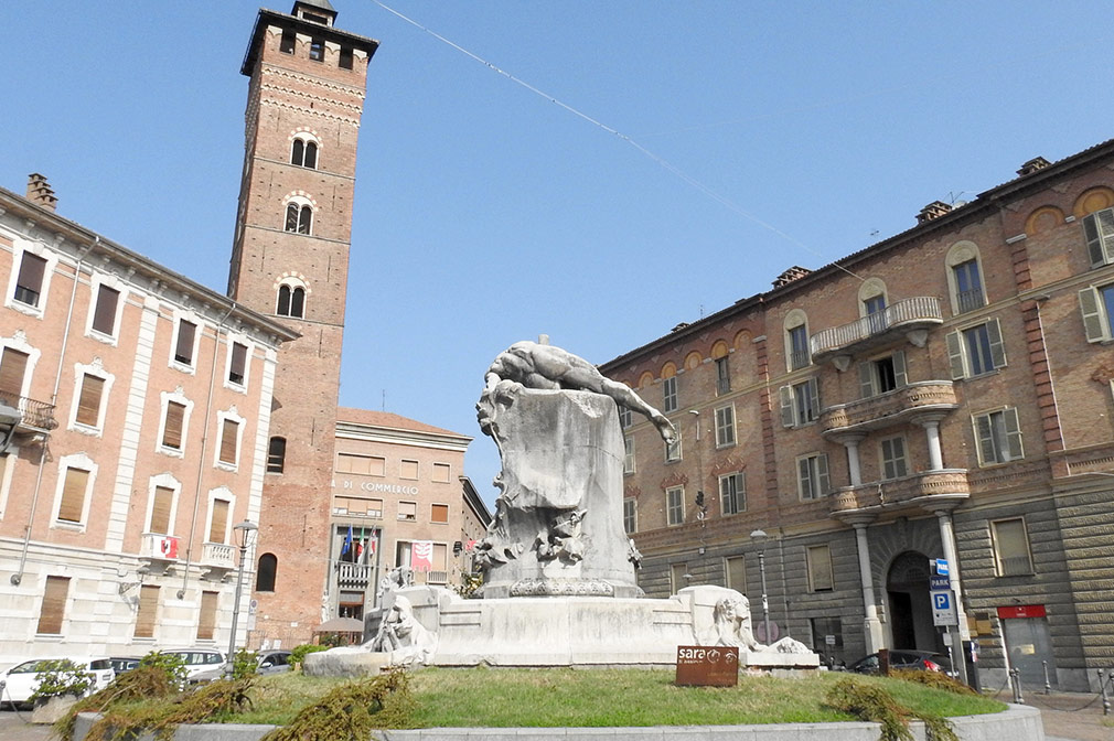 Il monumento di piazza Medici, ad Asti, dedicato all'acquedotto e realizzato nel 1908 dallo scultuore Materno Giribaldi