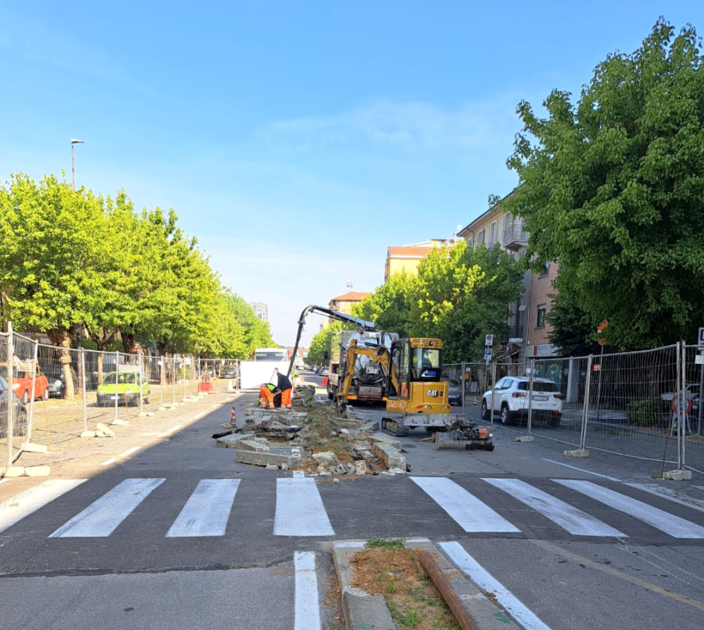 Tecnici del servizio idrico di ASP al lavoro in corso Torino per una rottura della fognatura